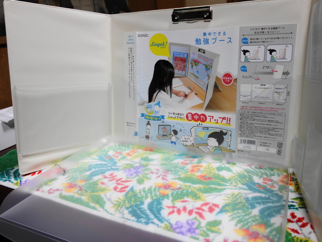 勉強ブースとデスクマットを組み合わせた様子