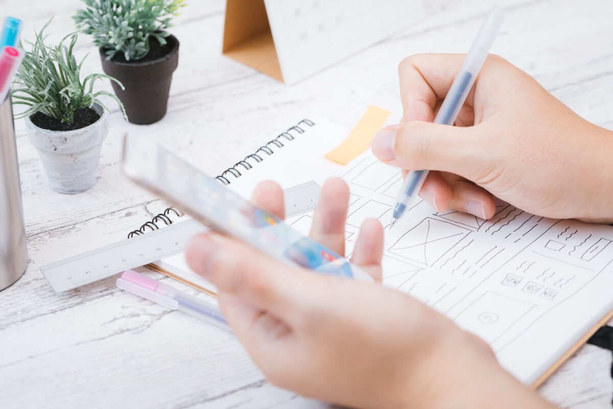 スマホを片手に採点する様子