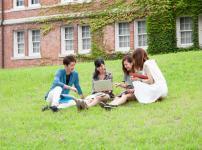 大学のキャンパスで討論する学生